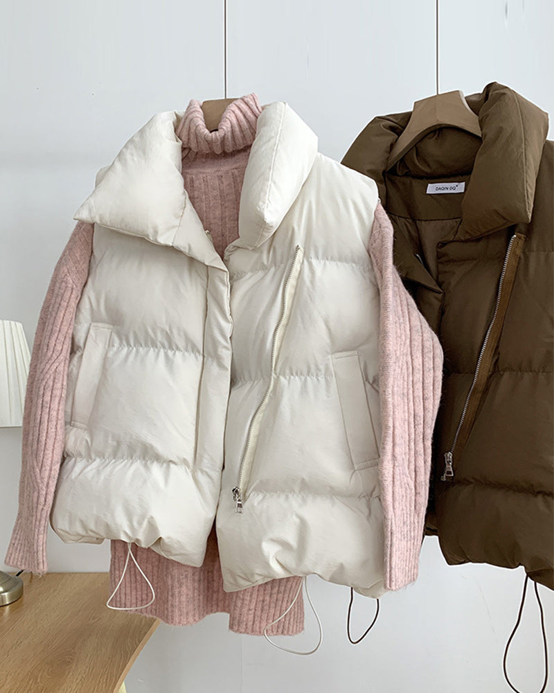 Stilla | Ensfarvet ærmeløs quilted jakke med lynlåslomme