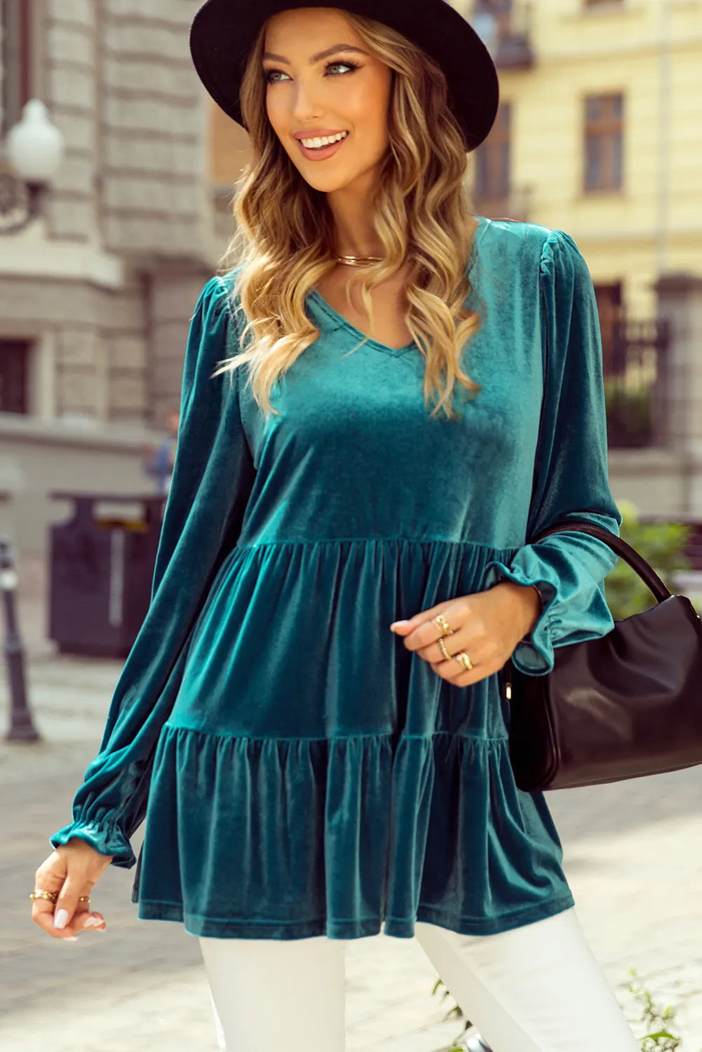 Stilla | Peplum Bluse Med V-hals og Volantærmer
