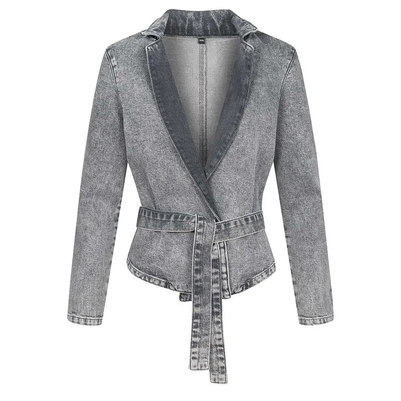 Stilla | Casual Denim Jakke med Bælte, Høj Krave og Lange Ærmer