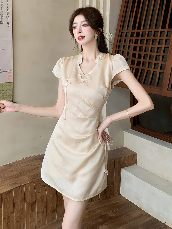 Stilla | Elegant Satin Sommerkjole Beige, V-Udskæring, Kort Ærme, Snor Taljen, A-Formet Skæring