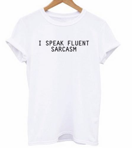Kvinders T-shirt med et sjovt slogan og en behagelig pasform Stilla