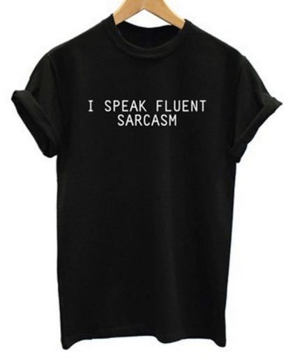 Kvinders T-shirt med et sjovt slogan og en behagelig pasform Stilla
