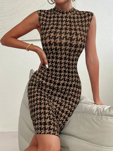 Stilla | Bodycon Med Houndstooth Mønster Kjole Uden Ærmer Elegant Sommerkjole Med Høj Hals