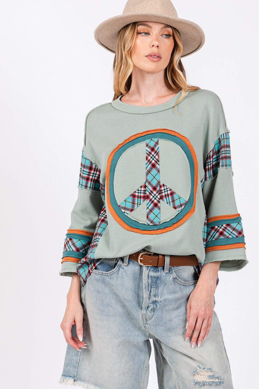 Stilla | Top Sage med syet Peace Patch og kontrasterende tern