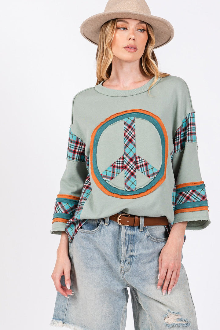 Stilla | Top Sage med syet Peace Patch og kontrasterende tern