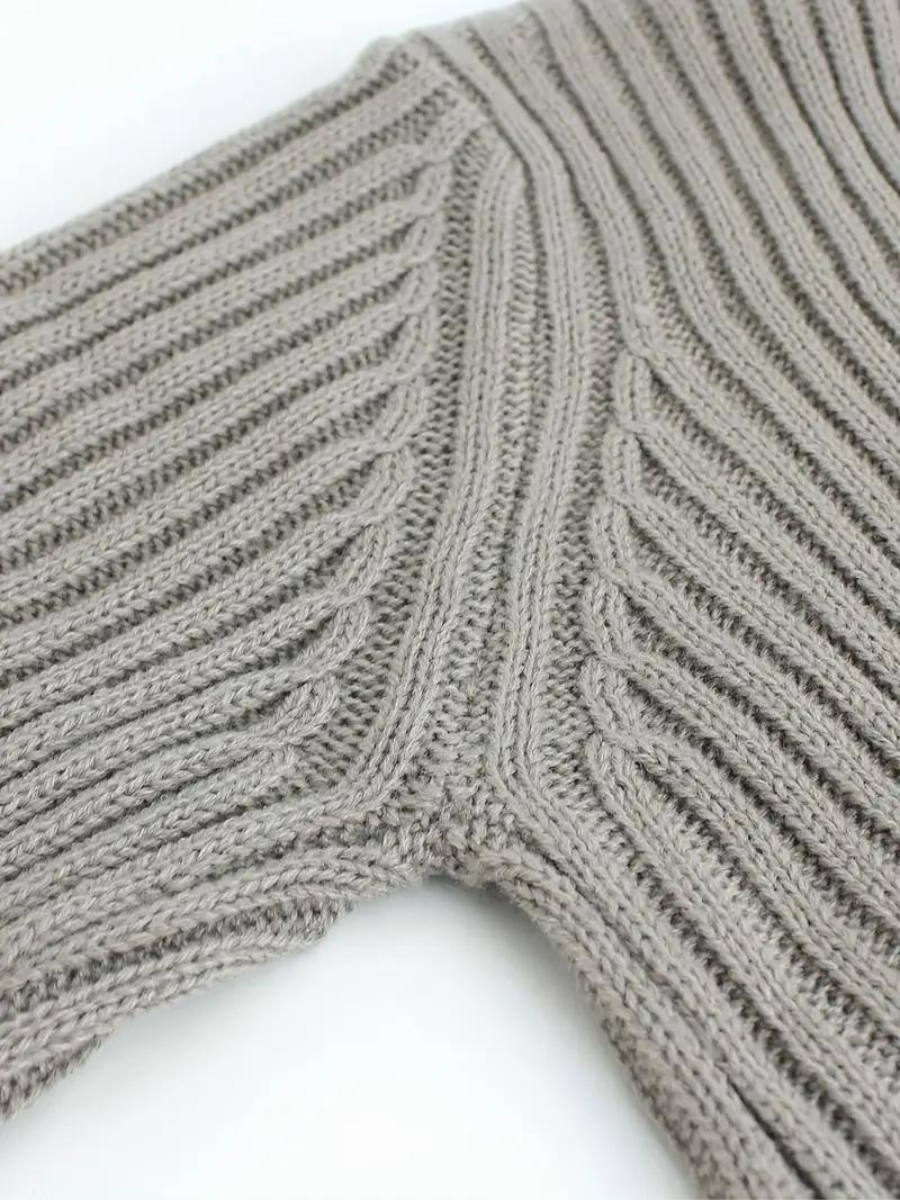 Stilla | Pullover i ribstrik med asymmetrisk udskæring