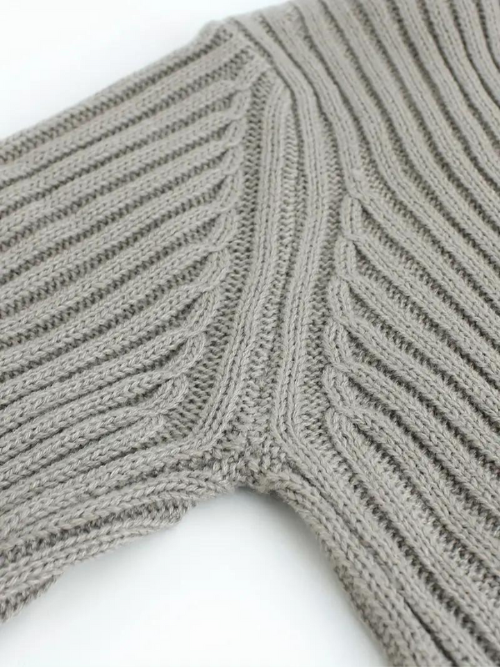 Stilla | Pullover i ribstrik med asymmetrisk udskæring