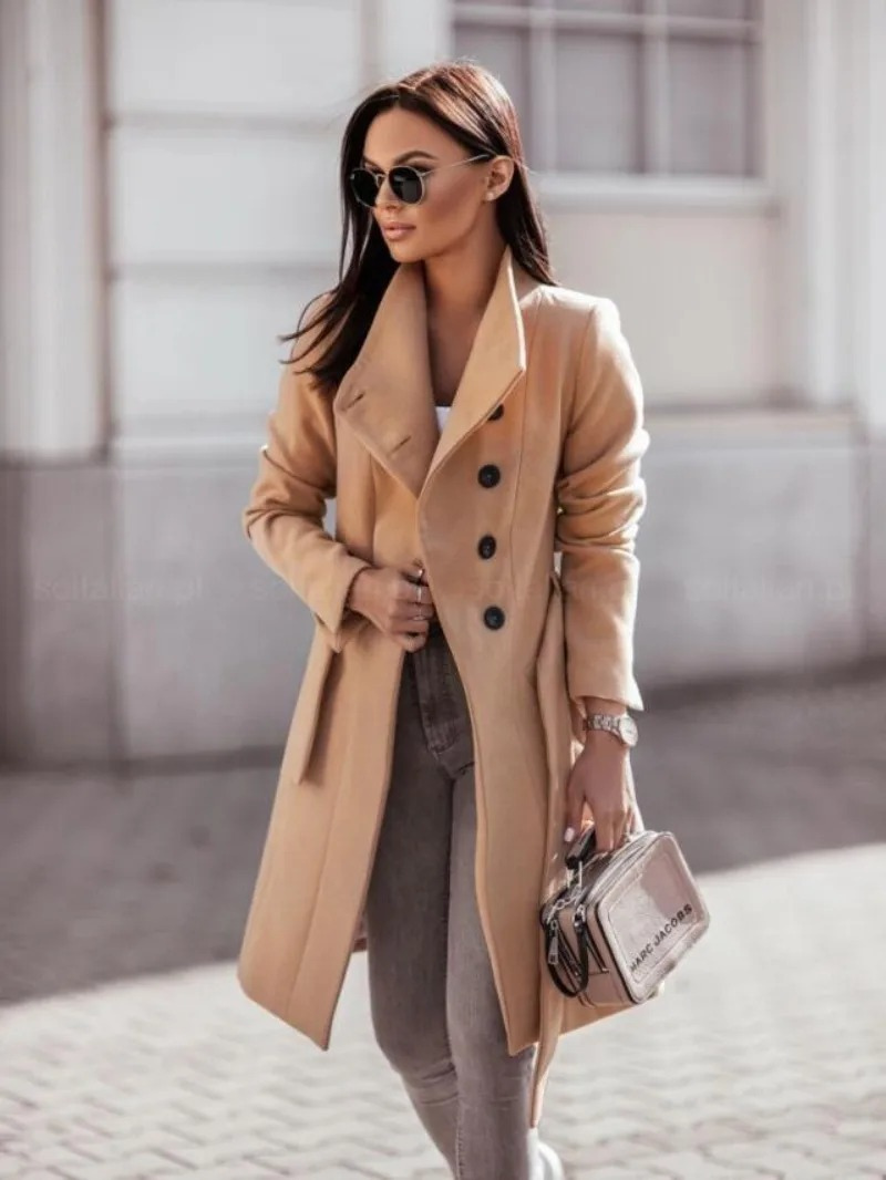 Stilla | Slim Fit Trenchcoat Med Dobbelt Knapliste Til Damer Med Elegante Detaljer