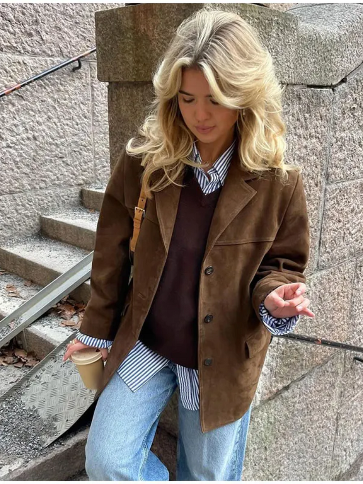 Stilla | Overdimensioneret brun trenchcoat med bred revers Ideel til efterår/vinter