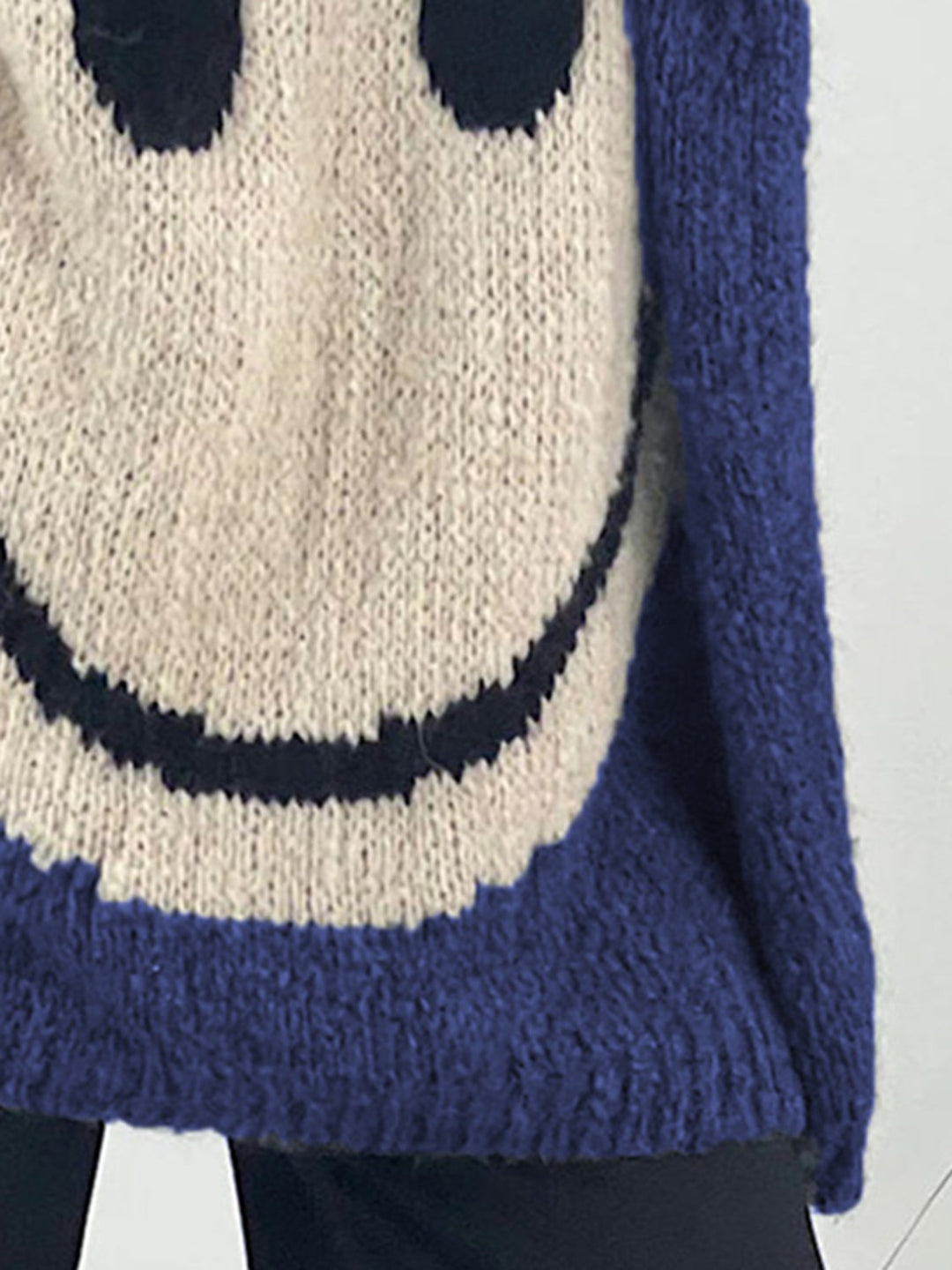 Stilla | Pullover med lange ærmer med et smilende ansigt og V-udskæring