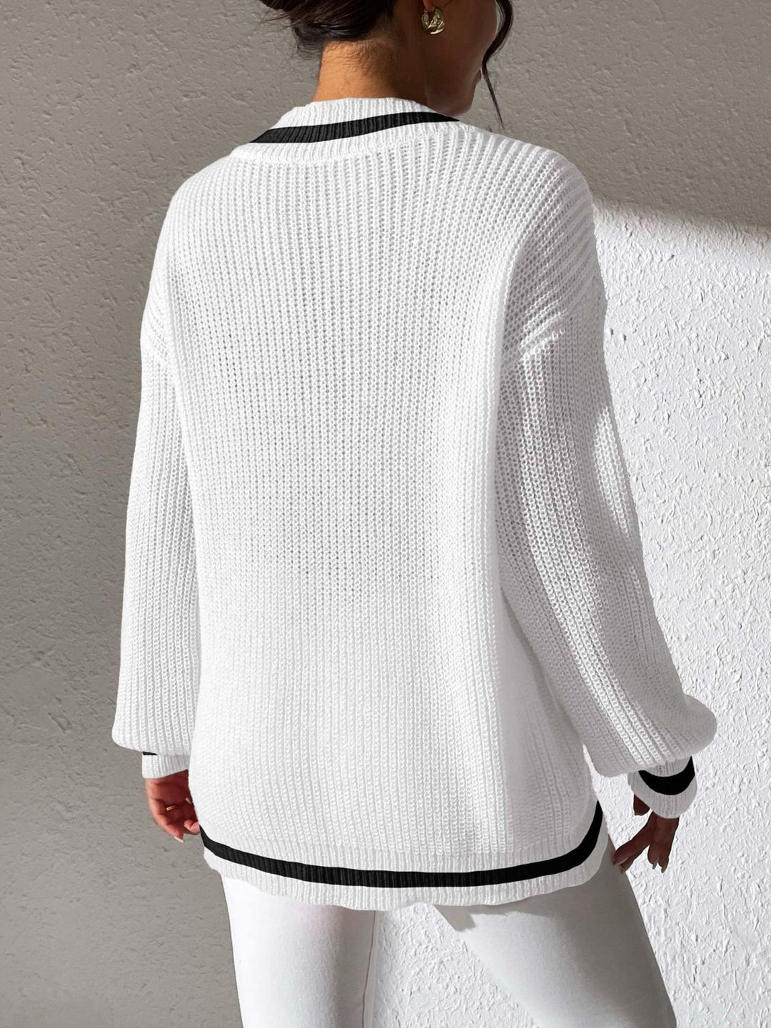 Stilla | Pullover med lange ærmer og kontrasterende kant og V-udskæring