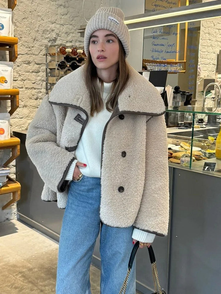 Stilla | Cozy Teddy Jakke med Klassisk Krave