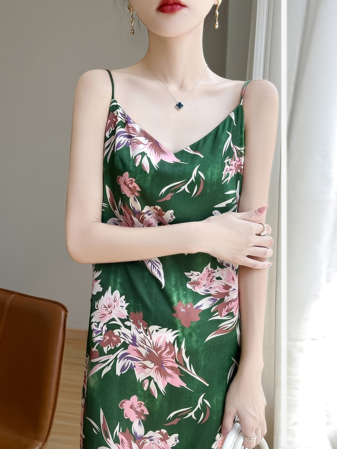 Stilla | Blomstret Satin Midi Kjole Med Stropper V-Hals, Uden Ærmer, A-Linje, Åndbar