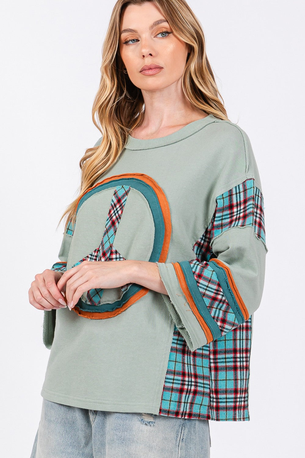 Stilla | Top Sage med syet Peace Patch og kontrasterende tern