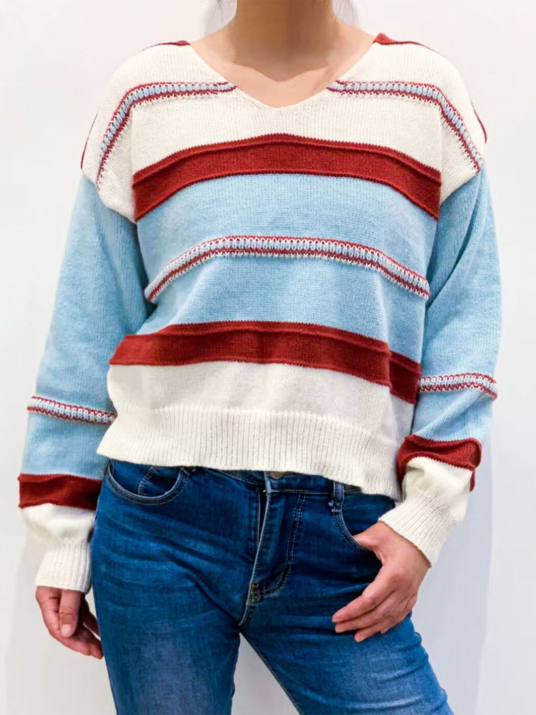 Stilla | Pullover med V-hals i kontrastfarve og faldende skuldre