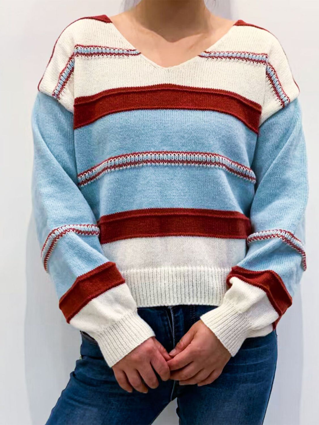 Stilla | Pullover med V-hals i kontrastfarve og faldende skuldre