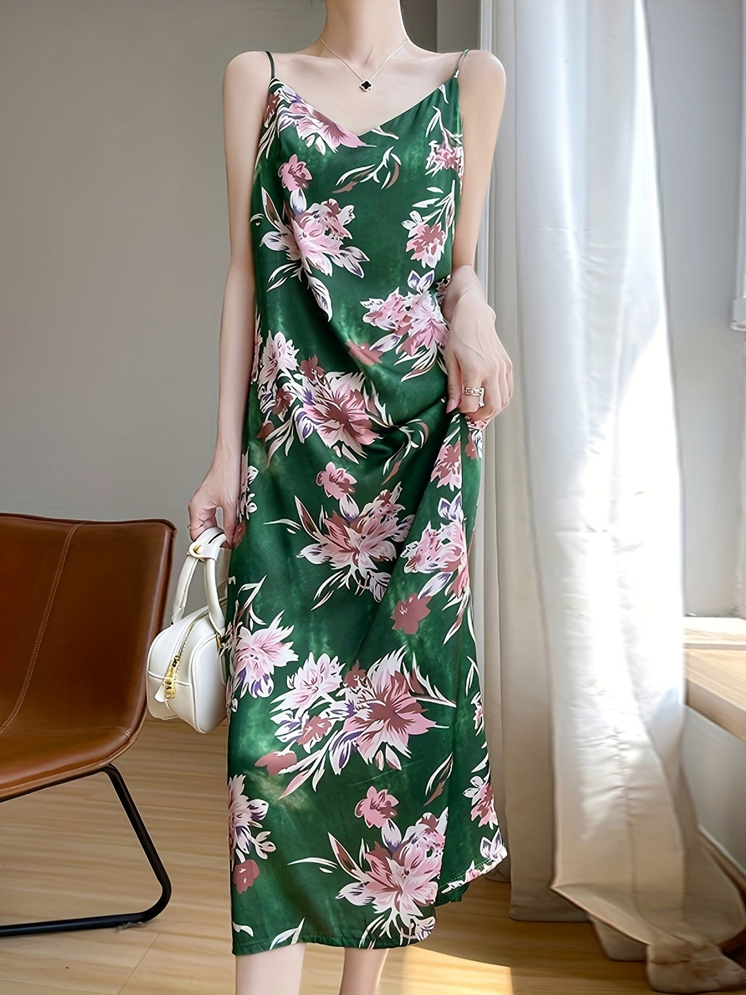 Stilla | Blomstret Satin Midi Kjole Med Stropper V-Hals, Uden Ærmer, A-Linje, Åndbar