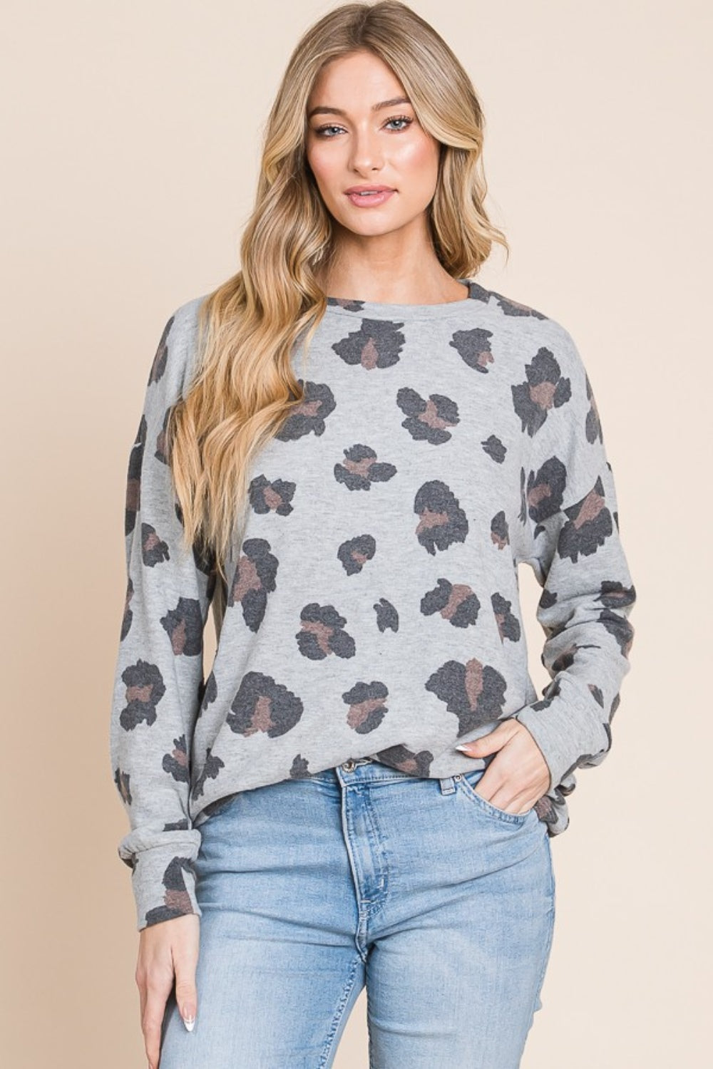 Stilla | T-shirt med leopardmønster og skulderfri ærmer