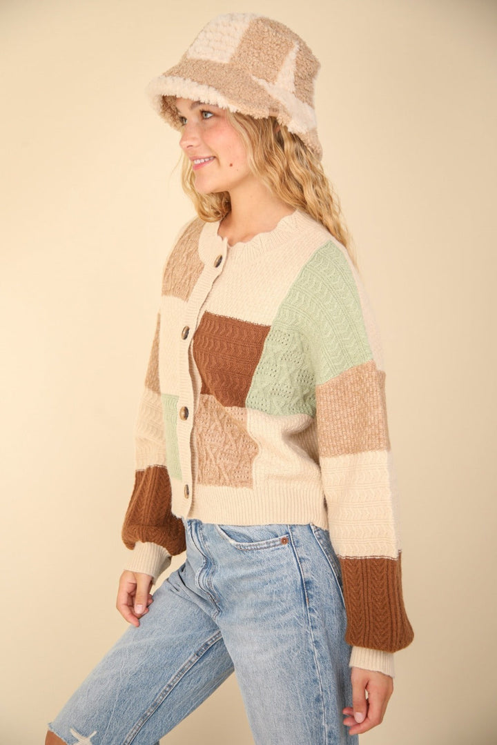 Stilla | Strikjakke med struktureret pullover og farvesorteret knapper