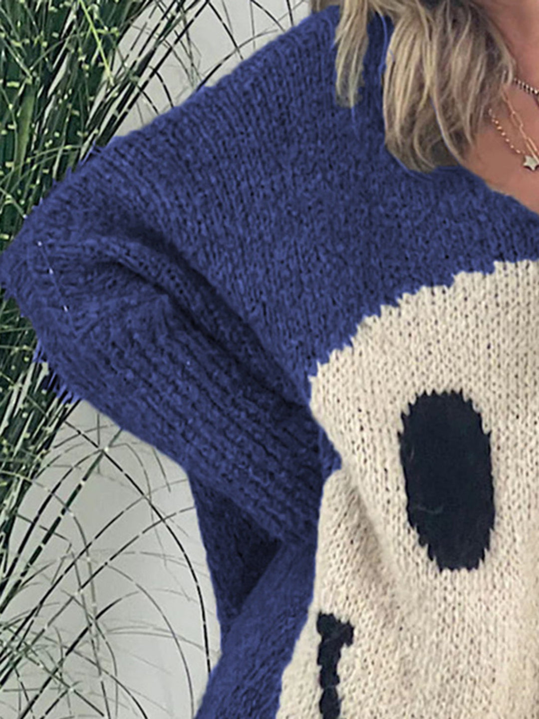 Stilla | Pullover med lange ærmer med et smilende ansigt og V-udskæring