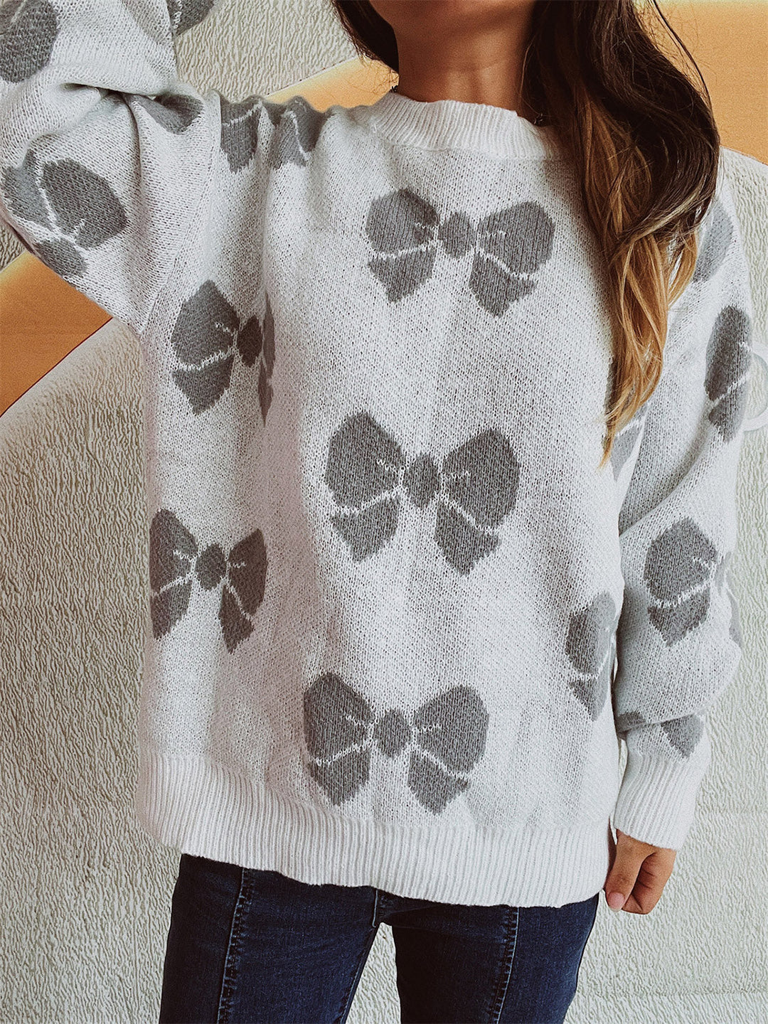 Stilla | Rund hals sweater med skuldredroppet design og sløjfe