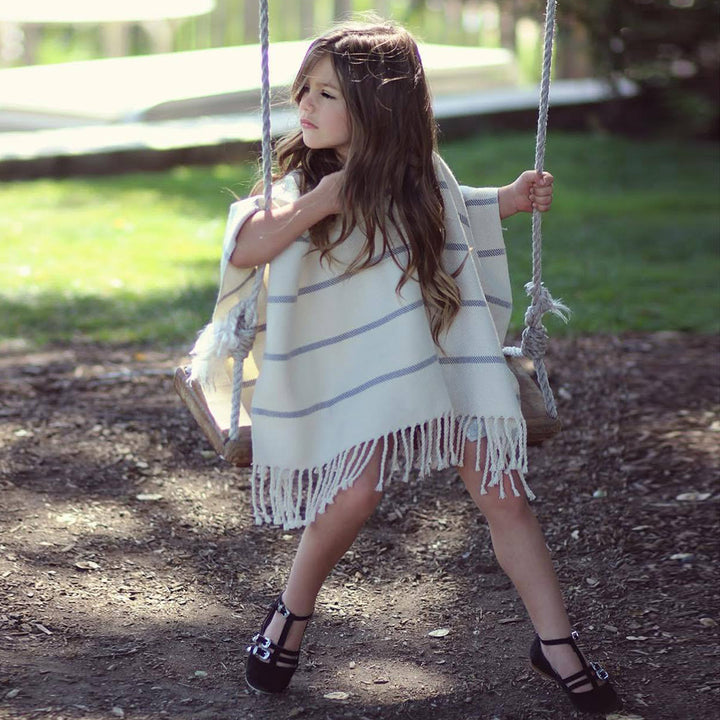 Kvinders strand poncho med frynset kant og stribet design