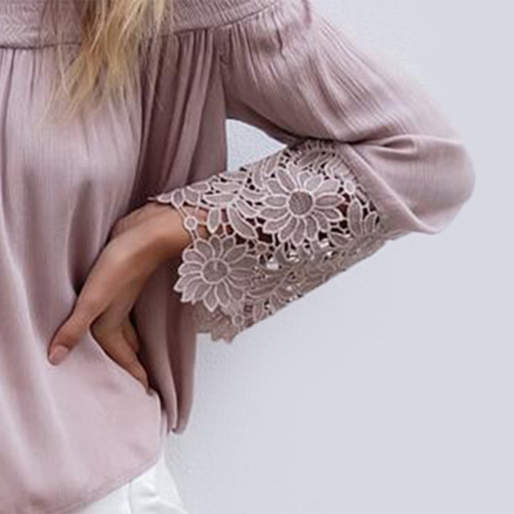 Kvinders bluse med off-shoulder design og blomsterlacemanchetter Skovae