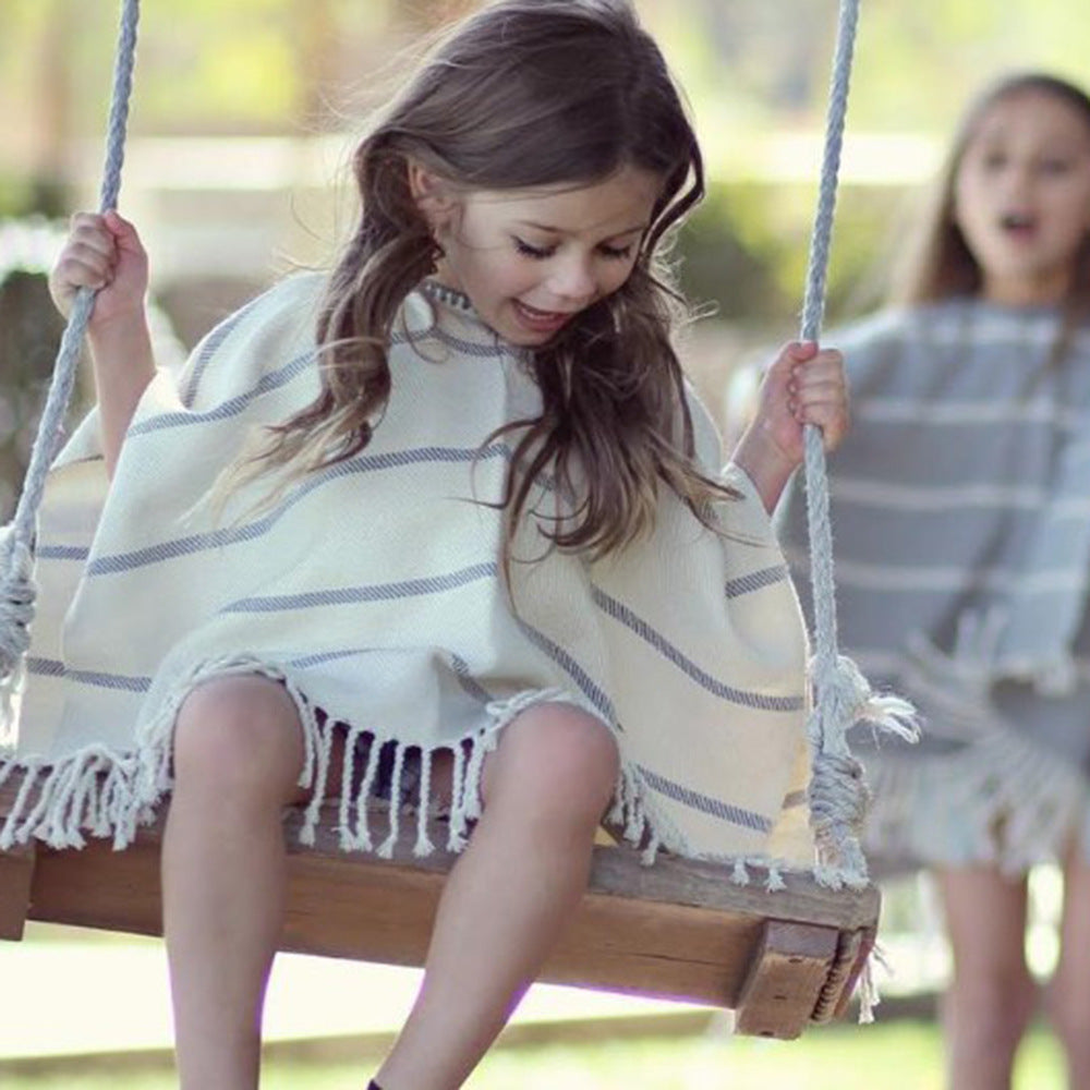 Kvinders strand poncho med frynset kant og stribet design