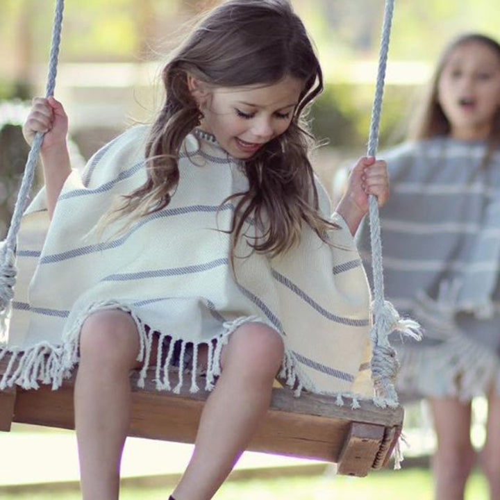Kvinders strand poncho med frynset kant og stribet design