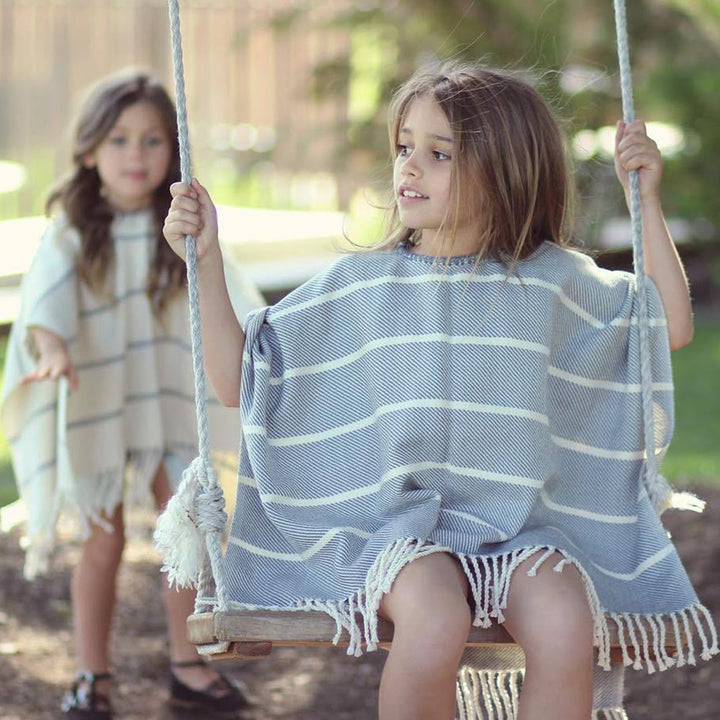 Kvinders strand poncho med frynset kant og stribet design