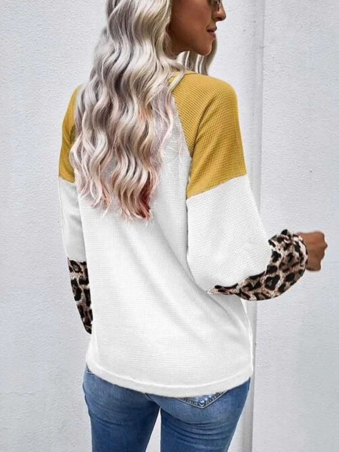 Stilla | T-shirt med farveblok vriddet og rund hals