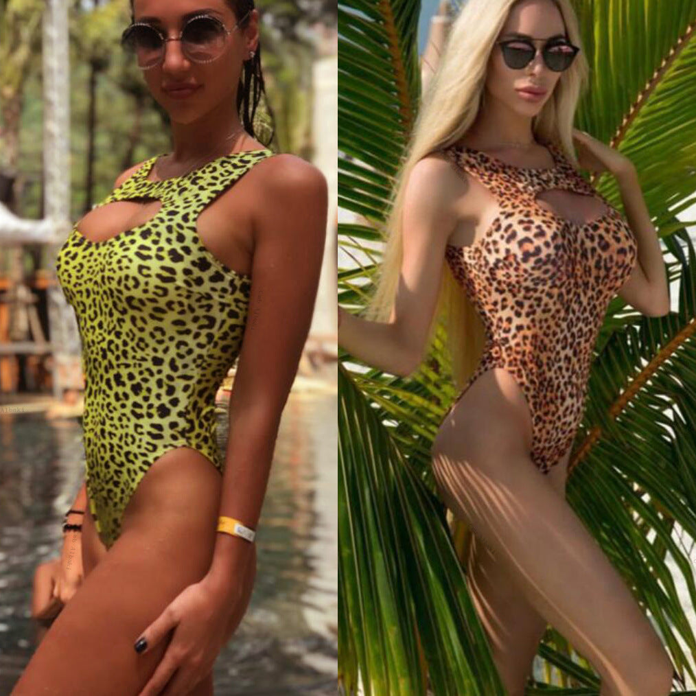 Damer Én del Badedragt med spændende leopardmønster og raffinerede cut-out Stilla