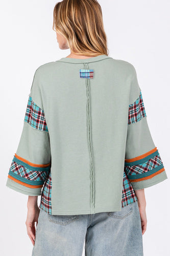 Stilla | Top Sage med syet Peace Patch og kontrasterende tern