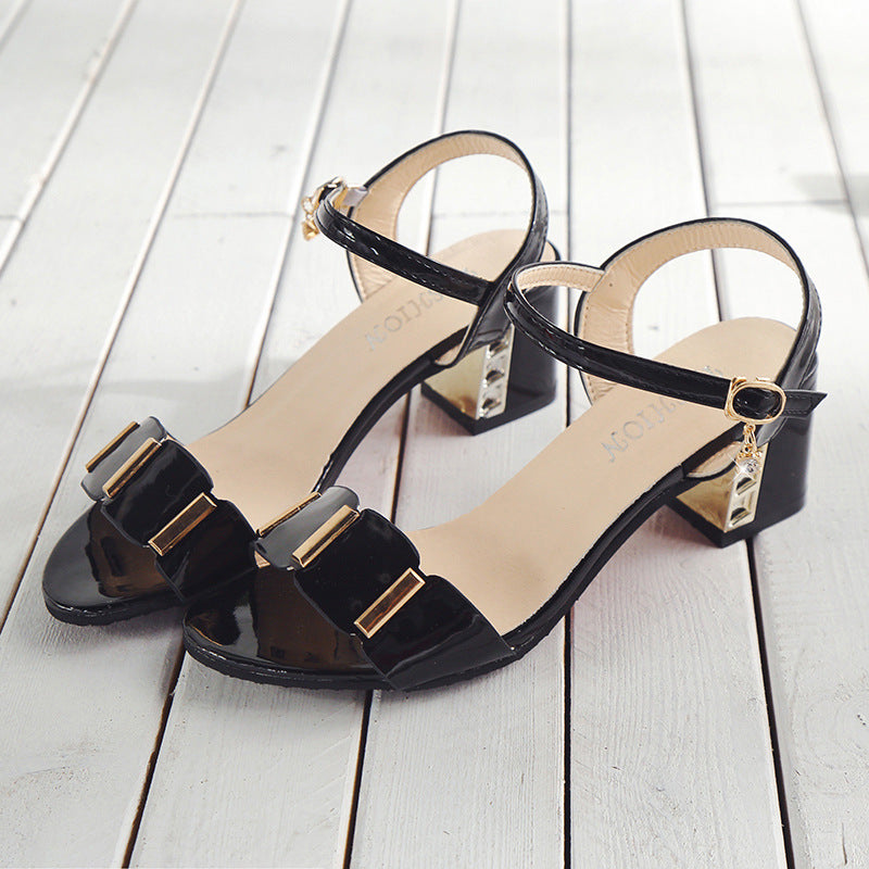 Dame blokhæle sandaler med fashionable spænde-detaljer og elegant remføring Stilla
