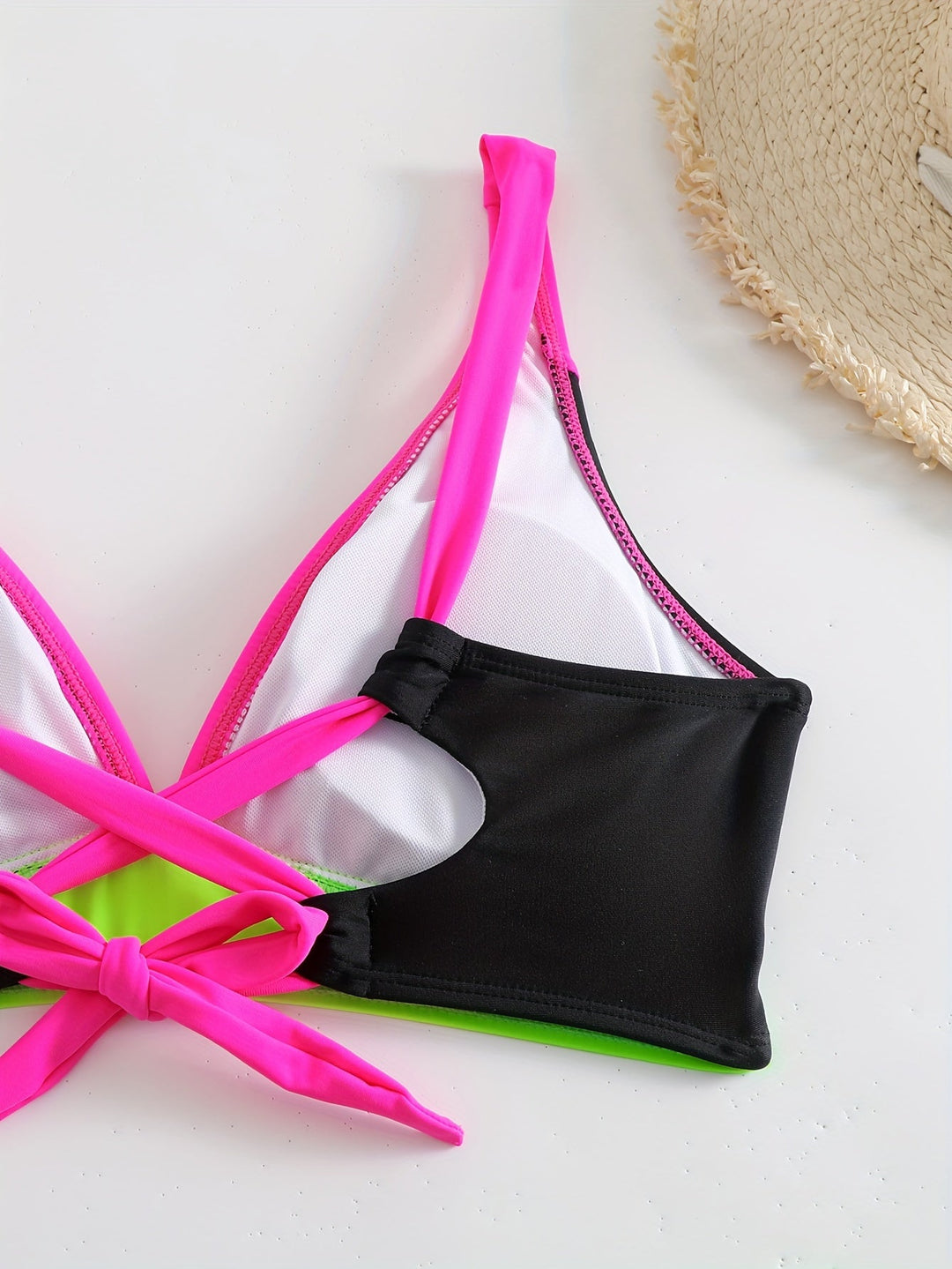 Stilla | Elegant Blokprojekt Bikini Med V-Hals Og Samlede Detaljer