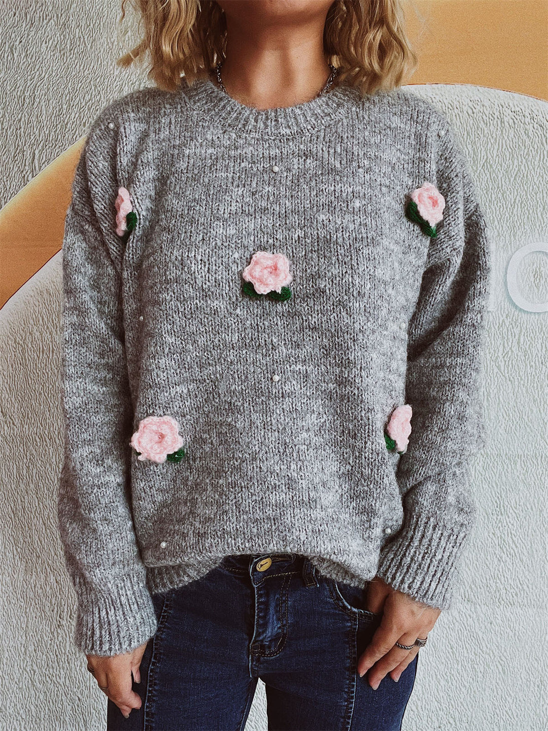 Stilla | Pullover med lange ærmer og rund blomsterudskæring