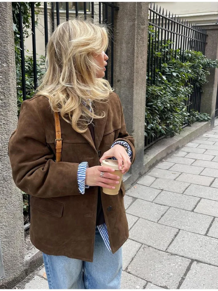 Stilla | Overdimensioneret brun trenchcoat med bred revers Ideel til efterår/vinter