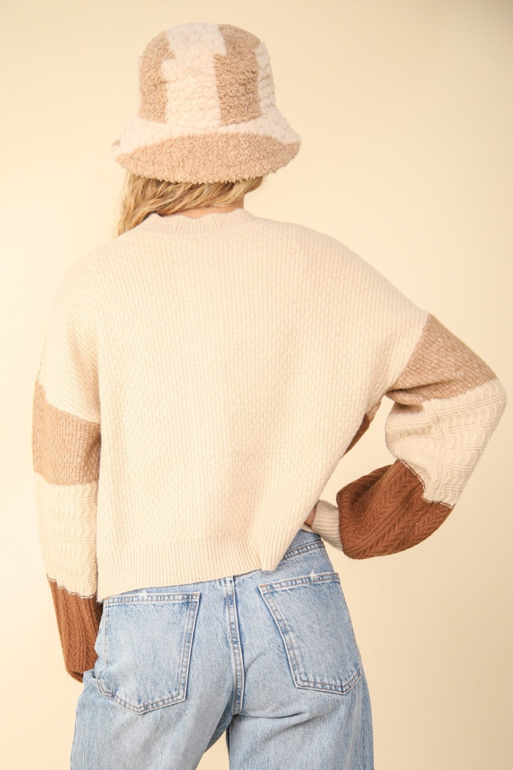 Stilla | Strikjakke med struktureret pullover og farvesorteret knapper