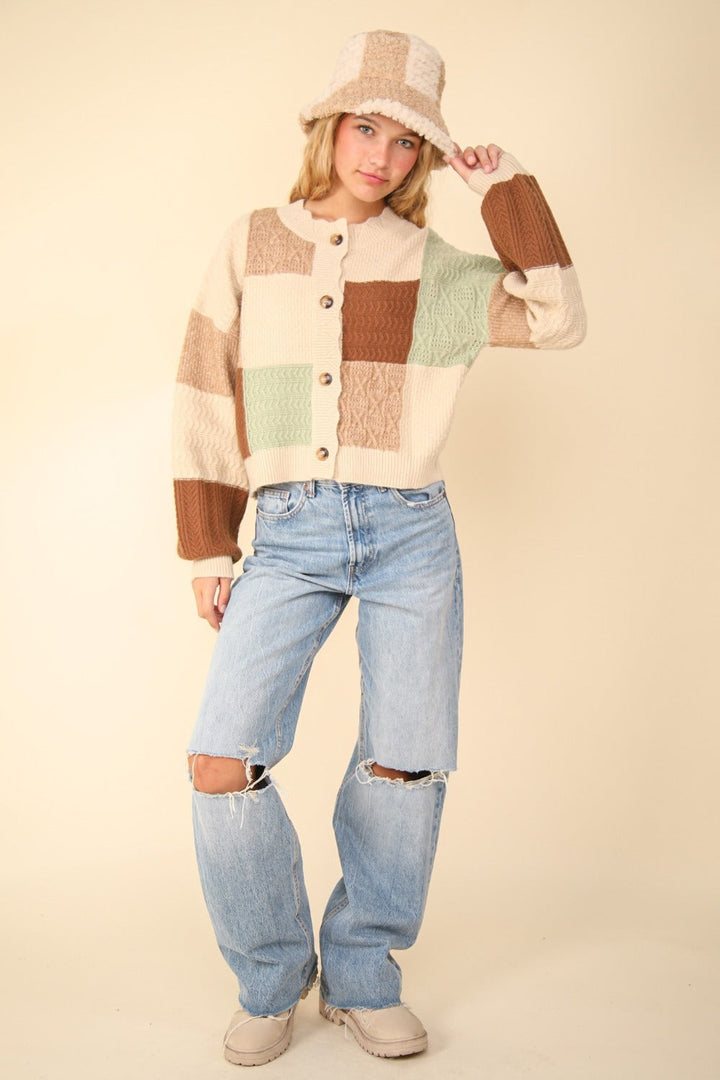 Stilla | Strikjakke med struktureret pullover og farvesorteret knapper