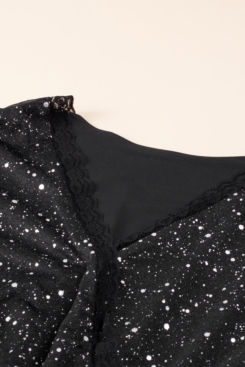 Stilla | Elegant sort glitrende kjole med mesh sene