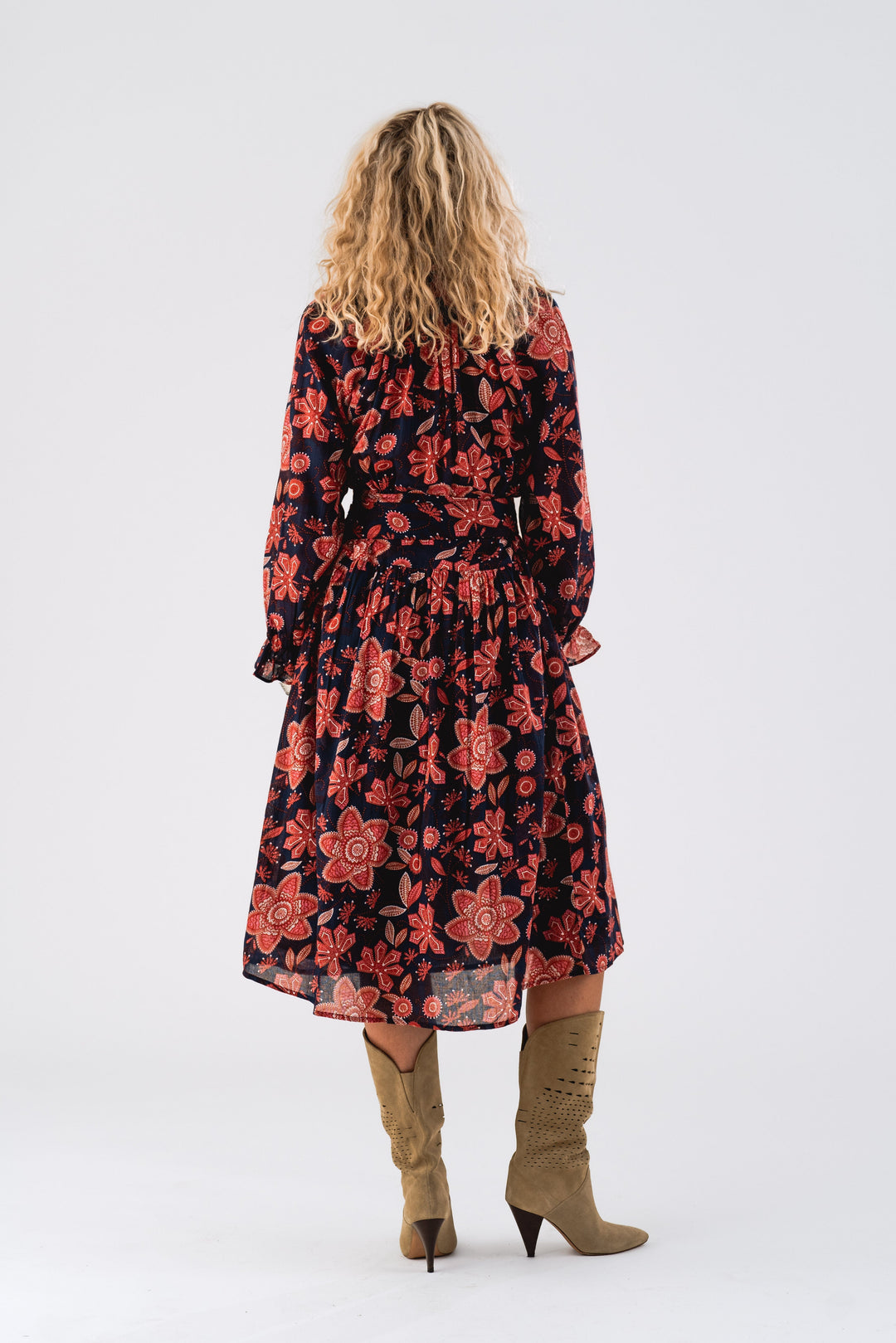 Stilla | Elegant Midi Kjole Med Print