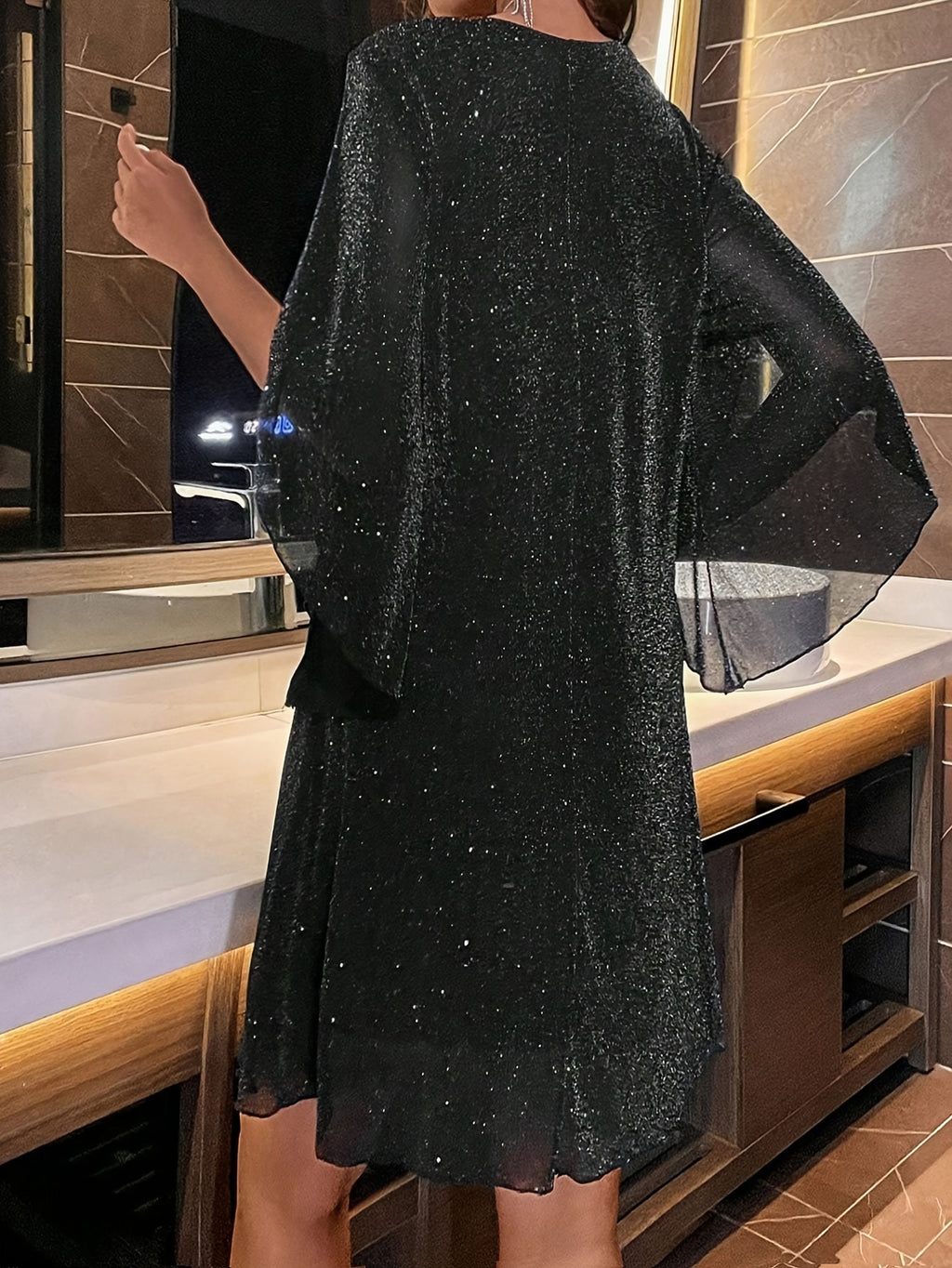 Stilla | Elegante Glitrende Kjole Med V-udskæring Og Slidsærmer