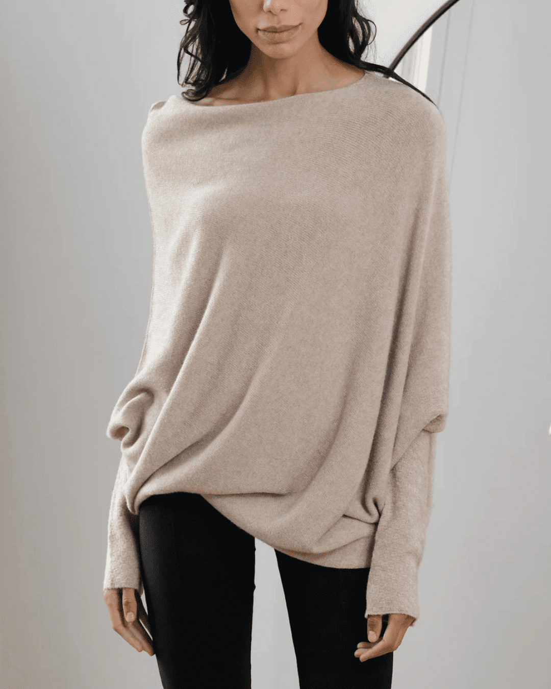 Stilla | Elegante Rund Udsnit og Asymmetrisk Draperet