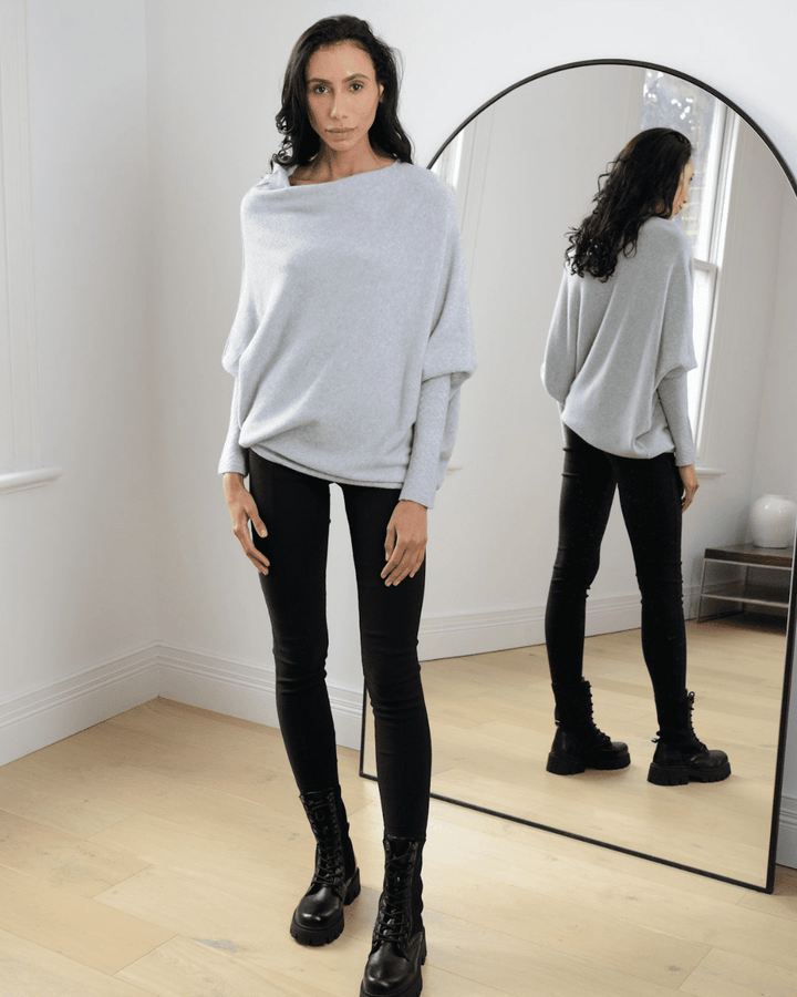 Stilla | Elegante Rund Udsnit og Asymmetrisk Draperet