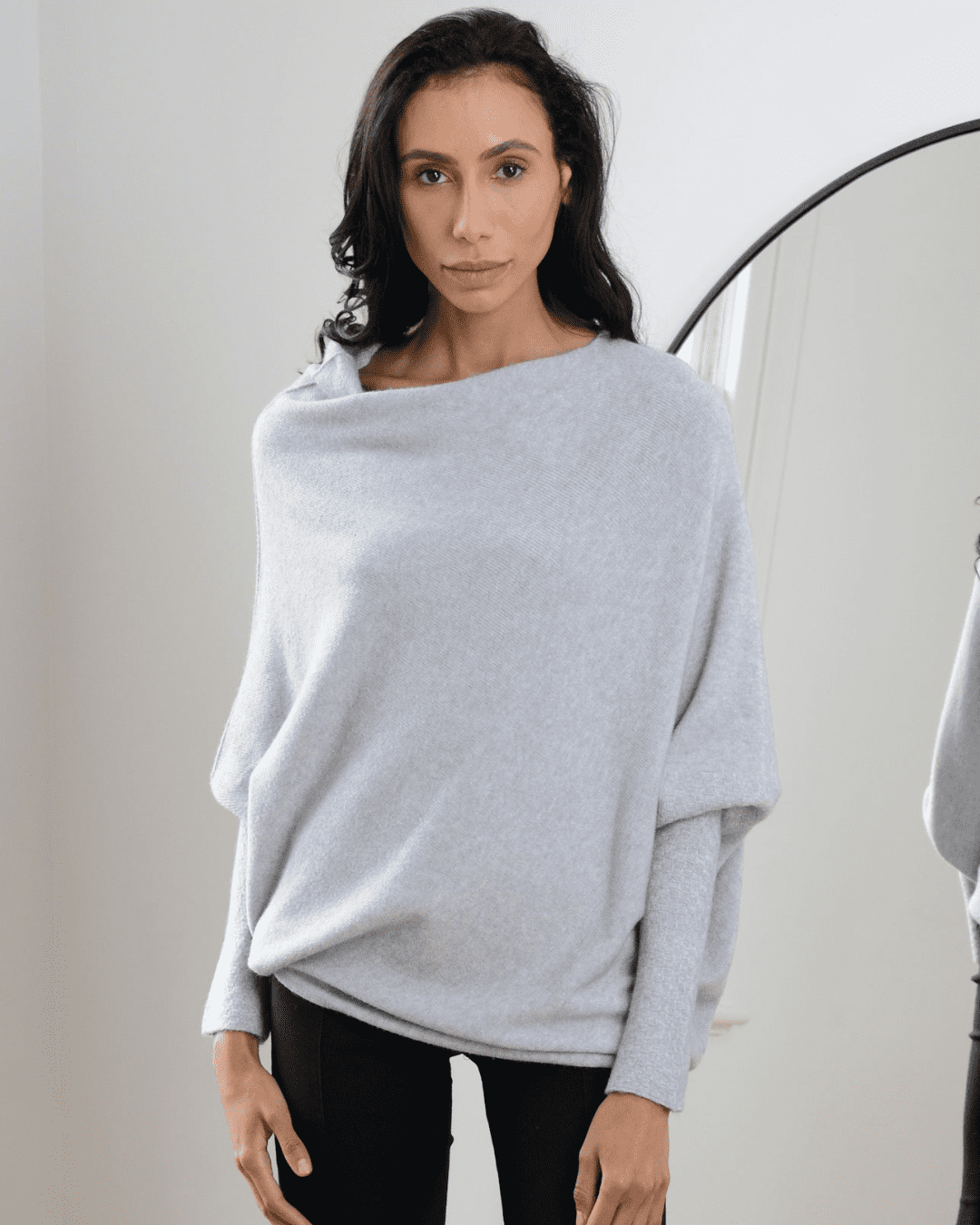 Stilla | Elegante Rund Udsnit og Asymmetrisk Draperet
