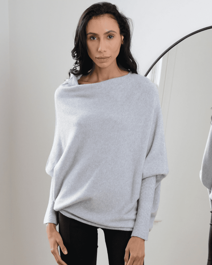 Stilla | Elegante Rund Udsnit og Asymmetrisk Draperet