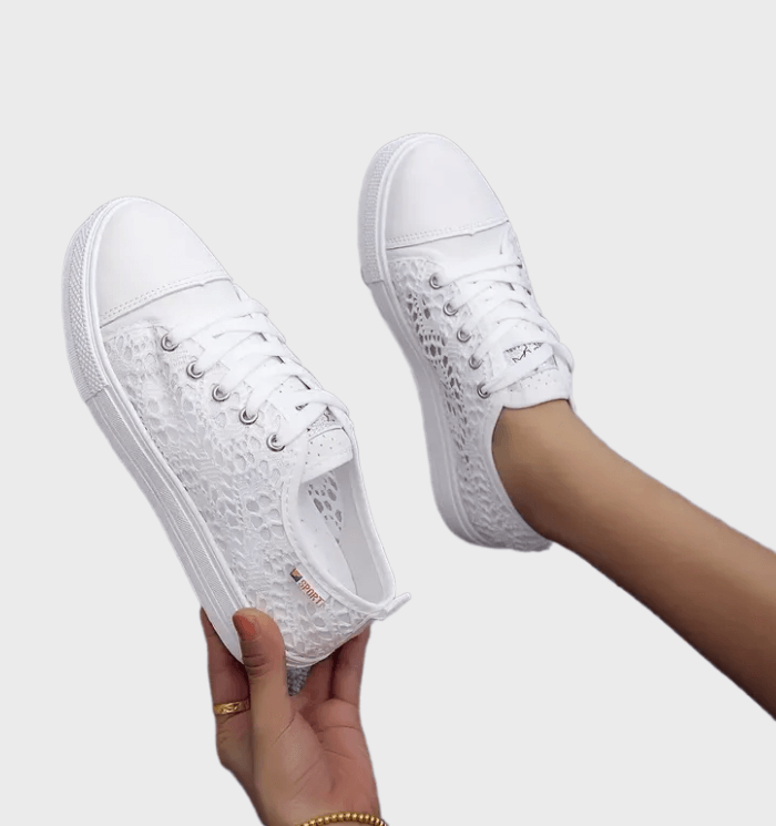 Skovae | Stilfulde Lavskårne Snøresneakers med Siden Detaljer og Sikker Pasform