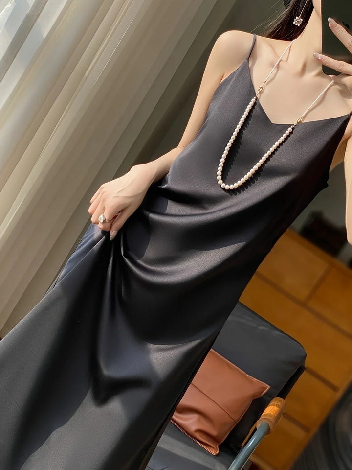 Stilla | Elegant Satin Midi Kjole Ærmeløs, V-Hals, Glat Stof, Perfekt Til Fest Og Aften