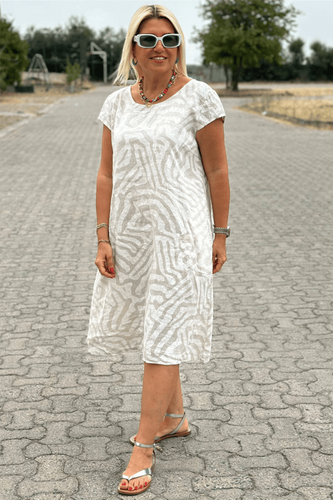 Stilla | Mellemlang Rayon Kjole Med Zebra Print Og Rund Halsudskæring