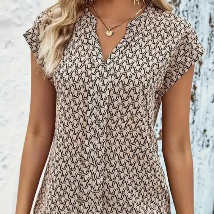 Stilla | T-Shirt Med V-Udskæring, Med Elegant Geometrisk Mønster Og Korte Ærmer